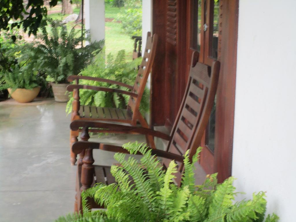 Hotel Shalini Anuradhapura Exterior foto