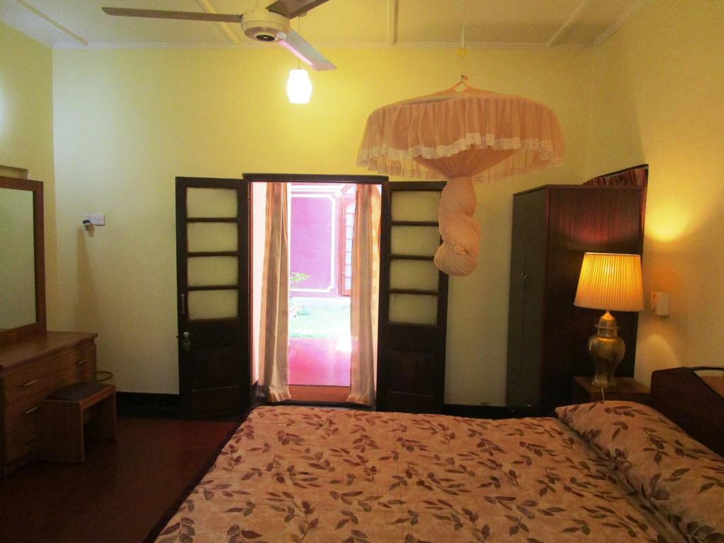 Hotel Shalini Anuradhapura Quarto foto