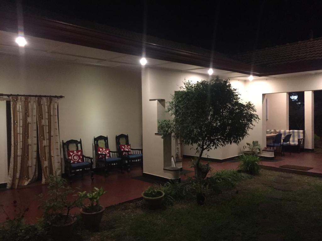 Hotel Shalini Anuradhapura Exterior foto